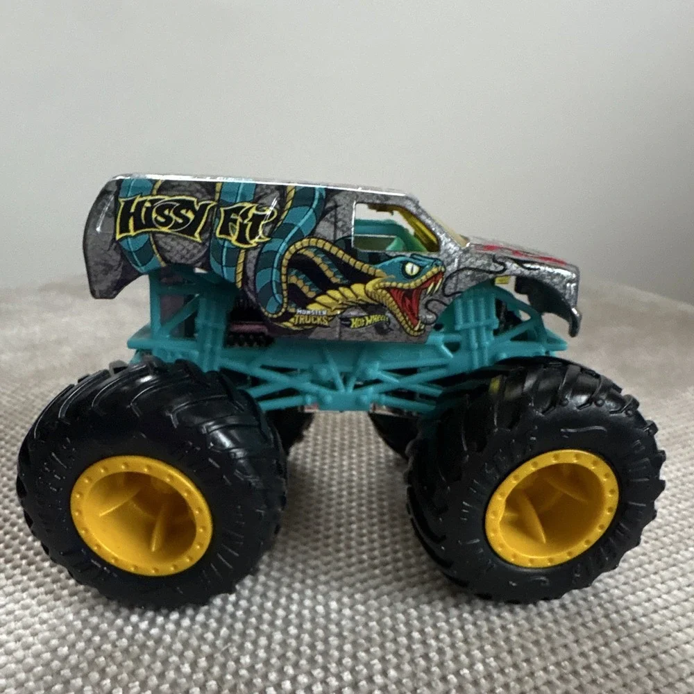 MINT Hot Wheels Monster Truck HISSY FIT 1:64 Gnash & Crash Series 2022